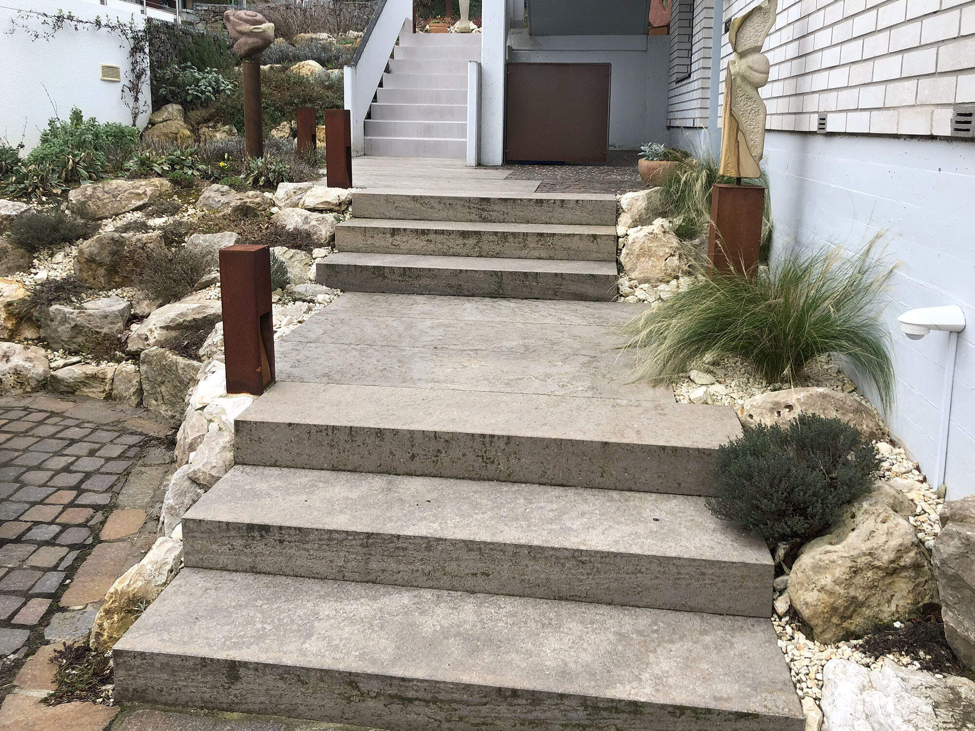 Foto einer Treppe in einem Naturgarten