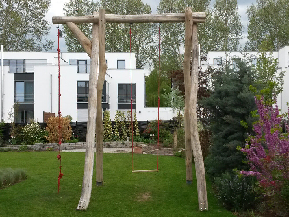 Holzschaukel im GArten
