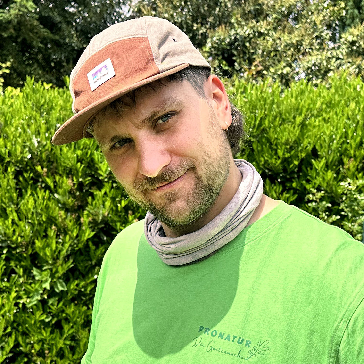 Gartenbauer mit Kappe